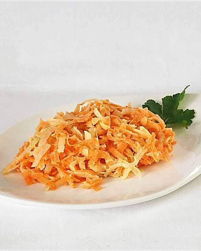 Möhren-Kohlrabi-Salat mit Kräutersenf-Dressing