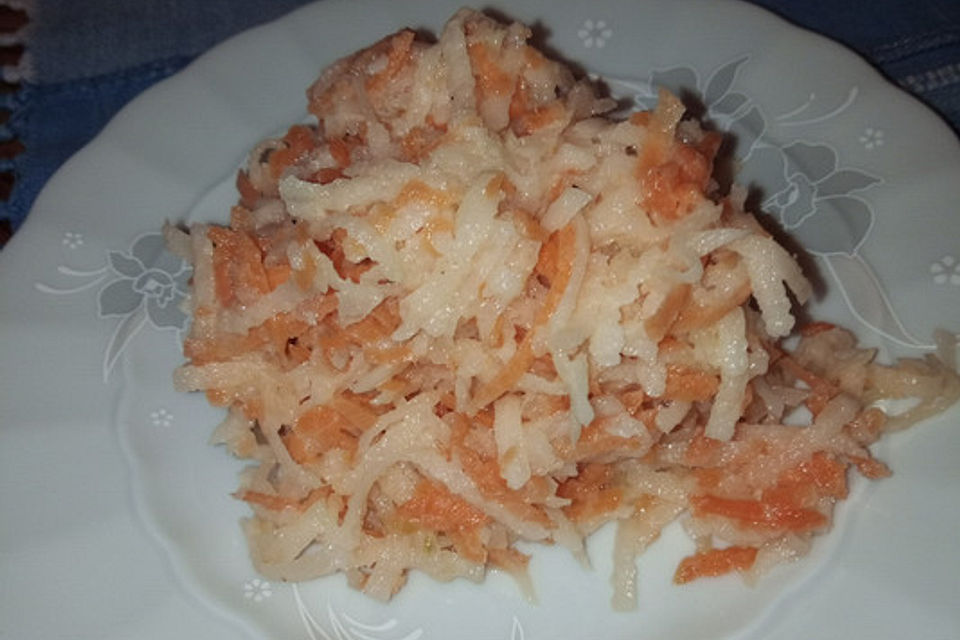 Möhren-Kohlrabi-Salat mit Kräutersenf-Dressing