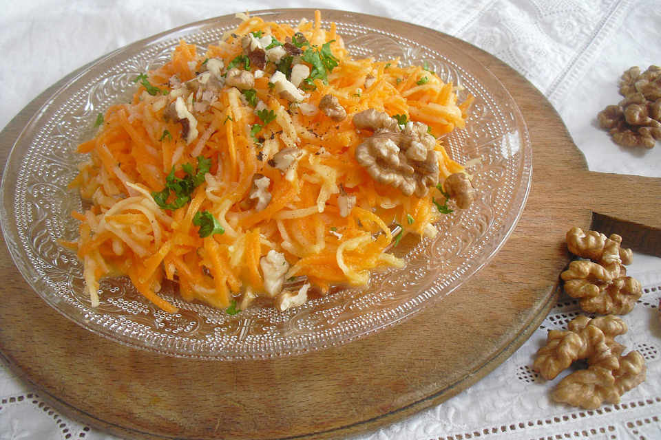 Möhren-Kohlrabi-Salat mit Kräutersenf-Dressing