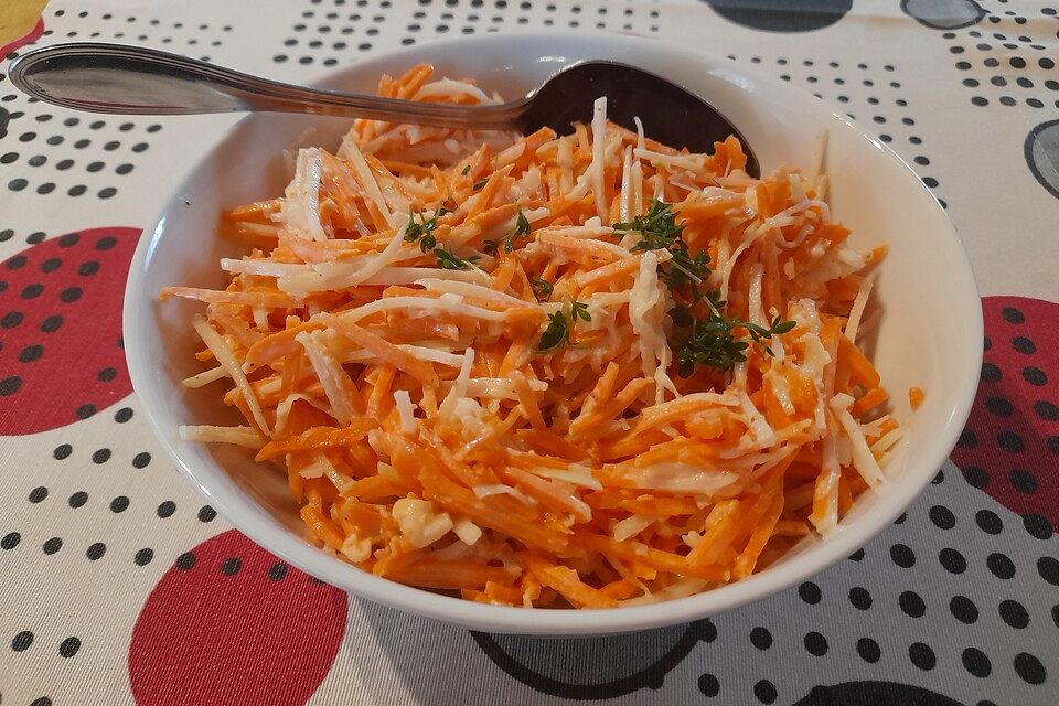 Möhren-Kohlrabi-Salat mit Kräutersenf-Dressing