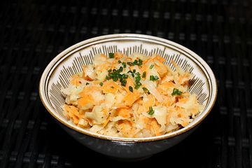 Möhren-Kohlrabi-Salat mit Kräutersenf-Dressing