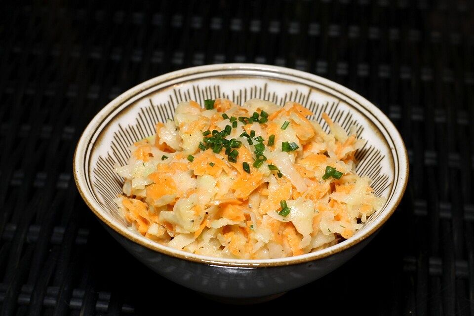 Möhren-Kohlrabi-Salat mit Kräutersenf-Dressing