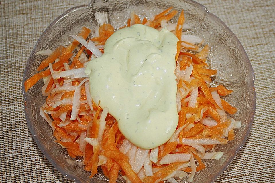 Möhren-Kohlrabi-Salat mit Kräutersenf-Dressing