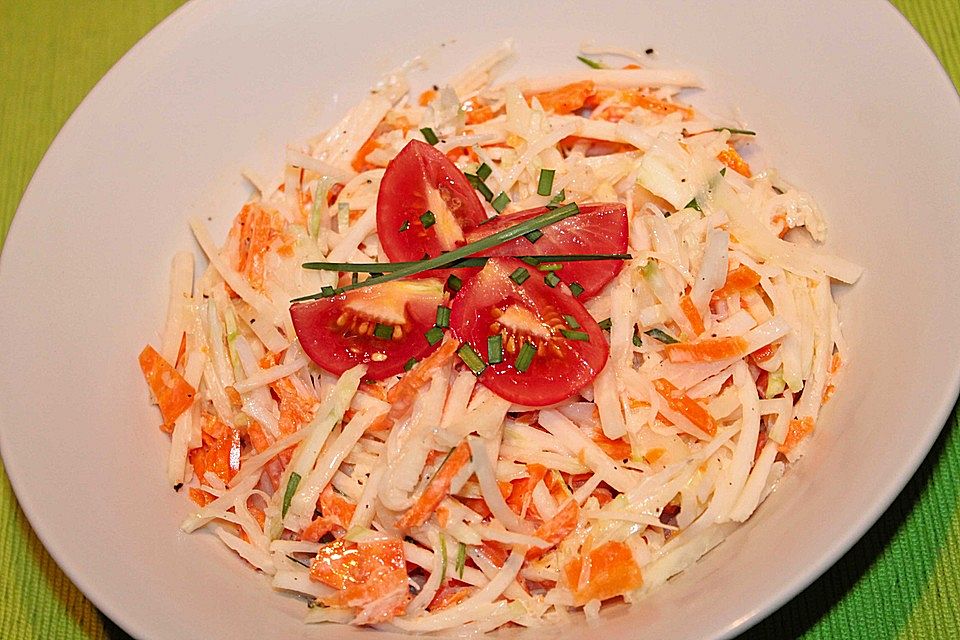 Möhren-Kohlrabi-Salat mit Kräutersenf-Dressing