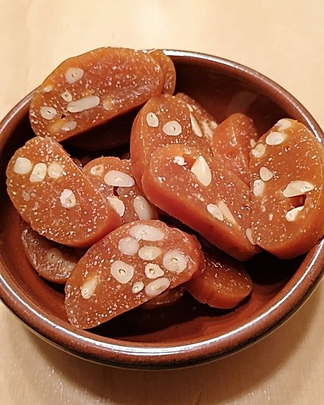 Spanische Karamellbonbons mit Pinienkernen