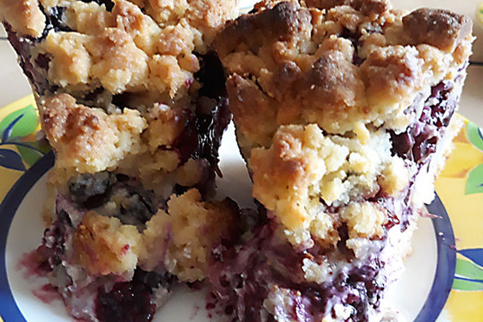 Kleiner Krümelkuchen mit Obst und Quark