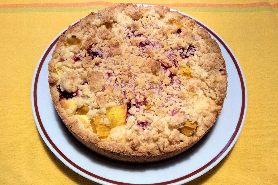 Kleiner Krümelkuchen mit Obst und Quark