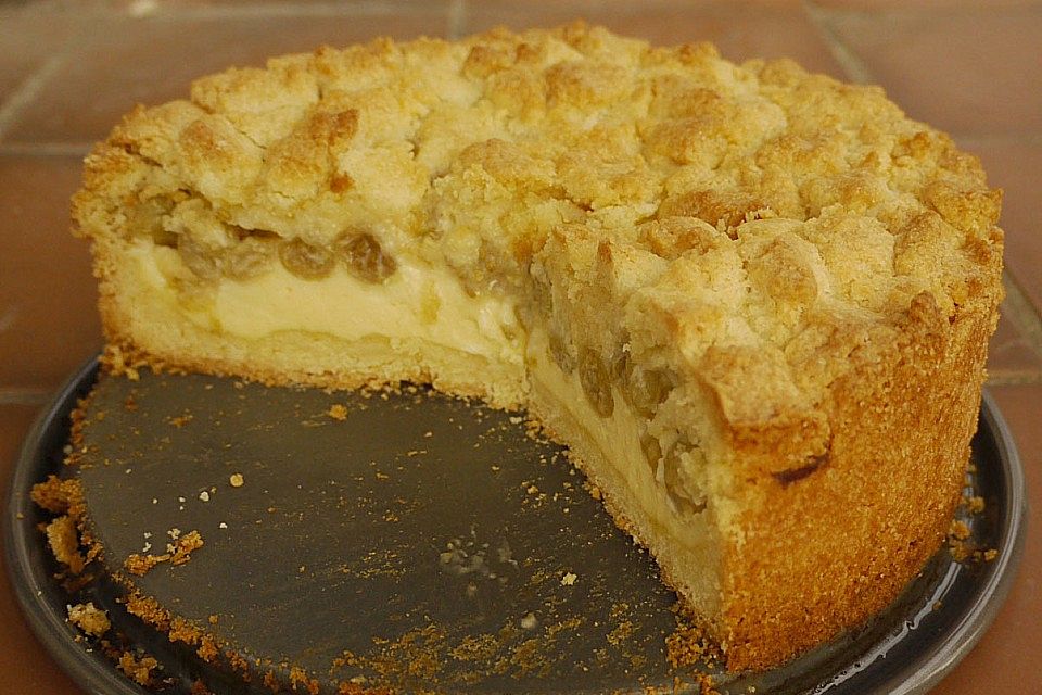 Kleiner Krümelkuchen mit Obst und Quark