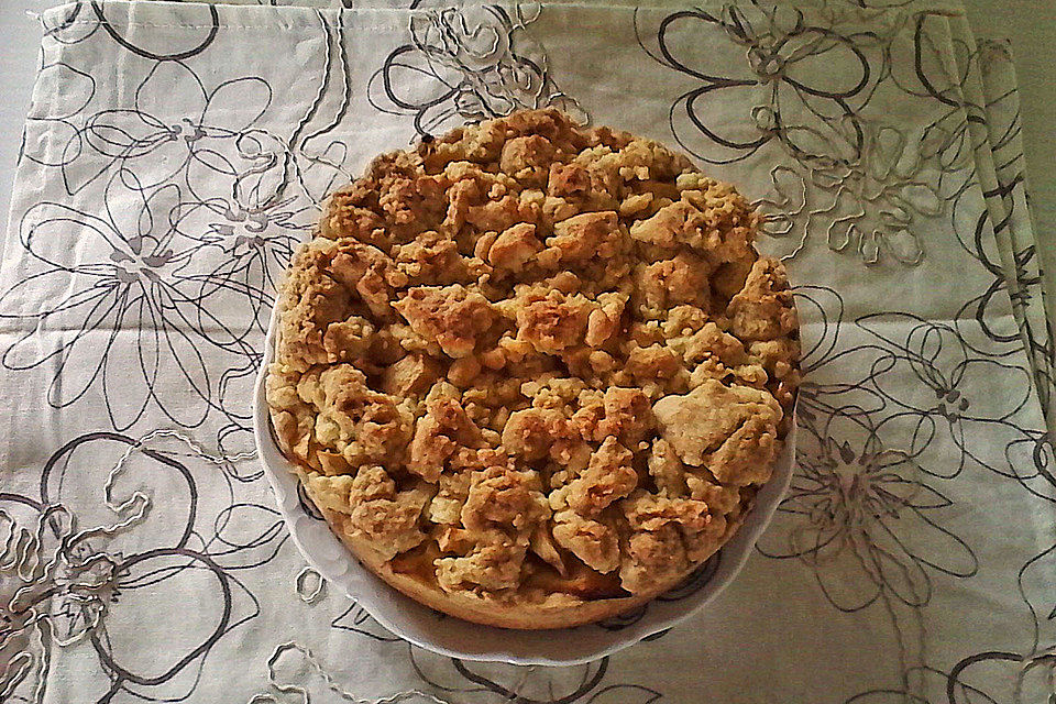 Kleiner Krümelkuchen mit Obst und Quark