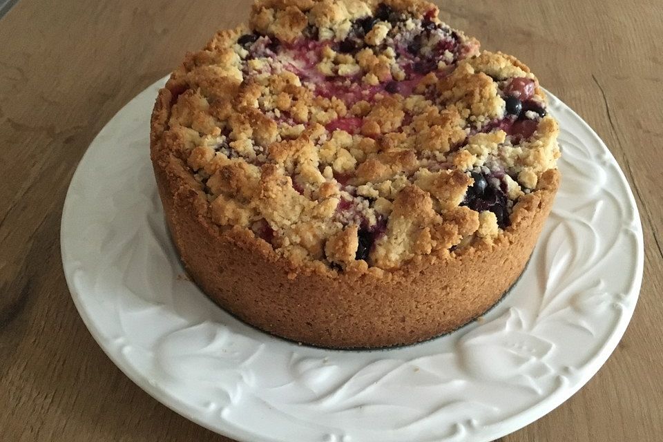 Kleiner Krümelkuchen mit Obst und Quark