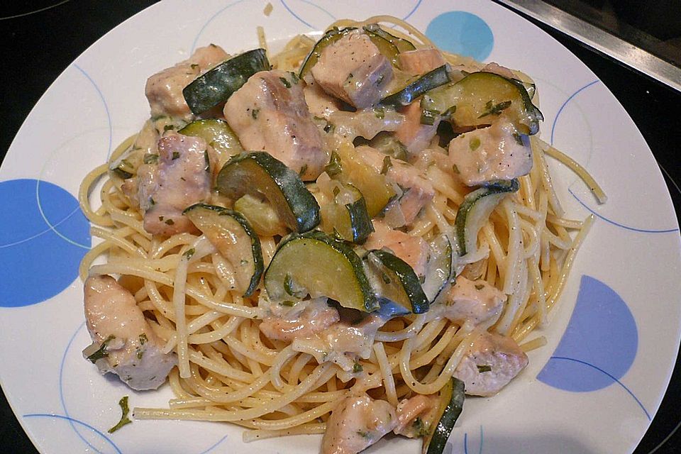 Pasta mit Lachs und Zucchini