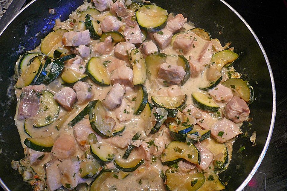 Pasta mit Lachs und Zucchini