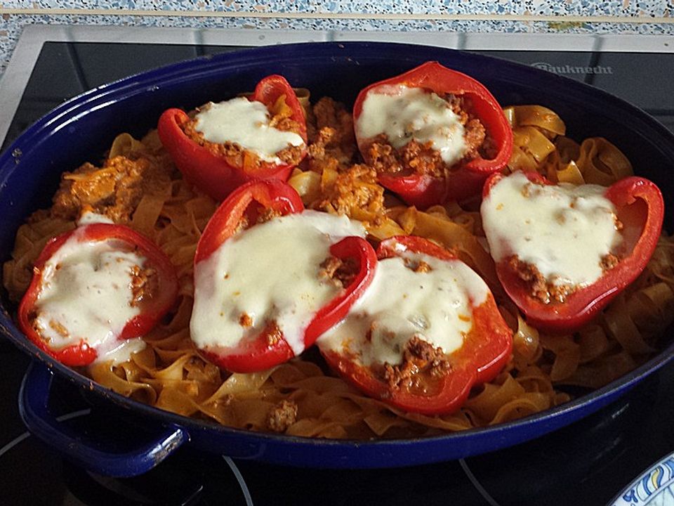 Paprikaschoten gefüllt auf Bandnudeln von falafel| Chefkoch Paprikaschoten gefüllt auf Bandnudeln von falafel| Chefkoch