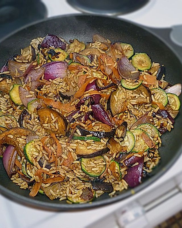 Thai Hähnchenbrust mit gebratenem Curryreis und Gemüse