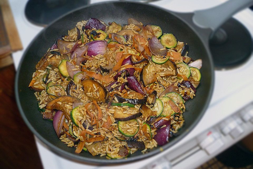 Thai Hähnchenbrust mit gebratenem Curryreis und Gemüse