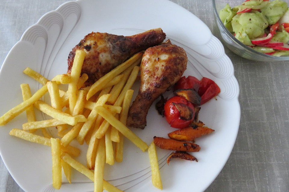 Ofenkartoffeln mit Hähnchenschenkel und Gurken-Radieschen Salat