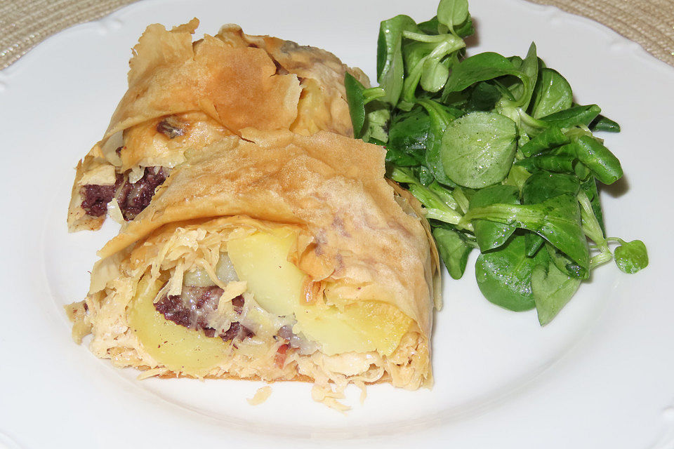 Blutwurst-Kartoffel Strudel mit Weißkohl