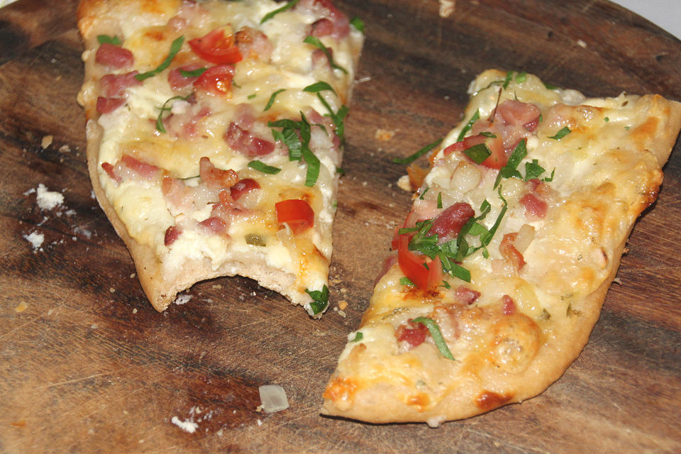 Flammkuchen mit Kräuter-Tomaten-Mischung Flammkuchen mit Kräuter-Tomaten-Mischung