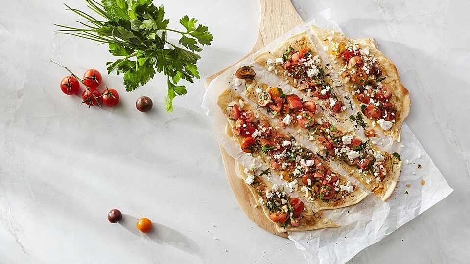 Flammkuchen-mit-Kr-uter-Tomaten-Mischung