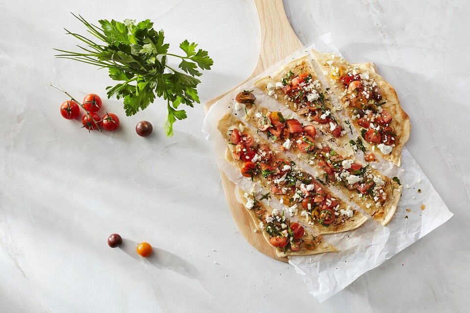 Flammkuchen mit Kräuter-Tomaten-Mischung