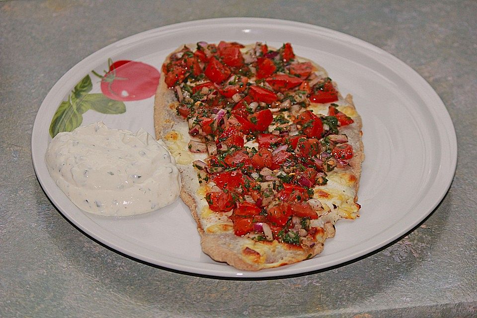 Flammkuchen mit Kräuter-Tomaten-Mischung Flammkuchen mit Kräuter-Tomaten-Mischung