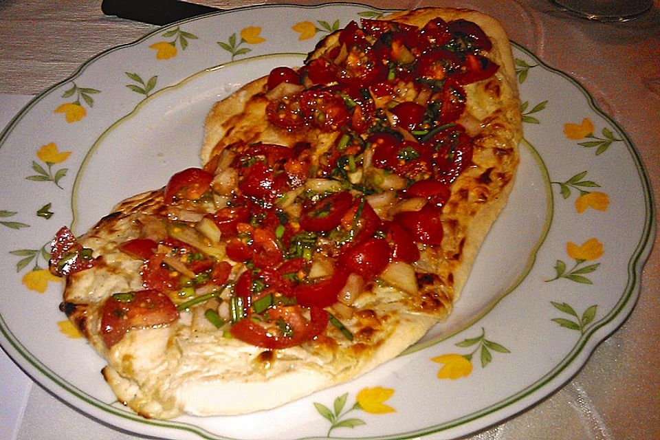 Flammkuchen mit Kräuter-Tomaten-Mischung Flammkuchen mit Kräuter-Tomaten-Mischung
