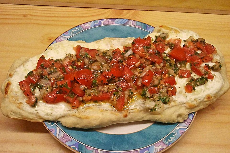 Flammkuchen mit Kräuter-Tomaten-Mischung Flammkuchen mit Kräuter-Tomaten-Mischung