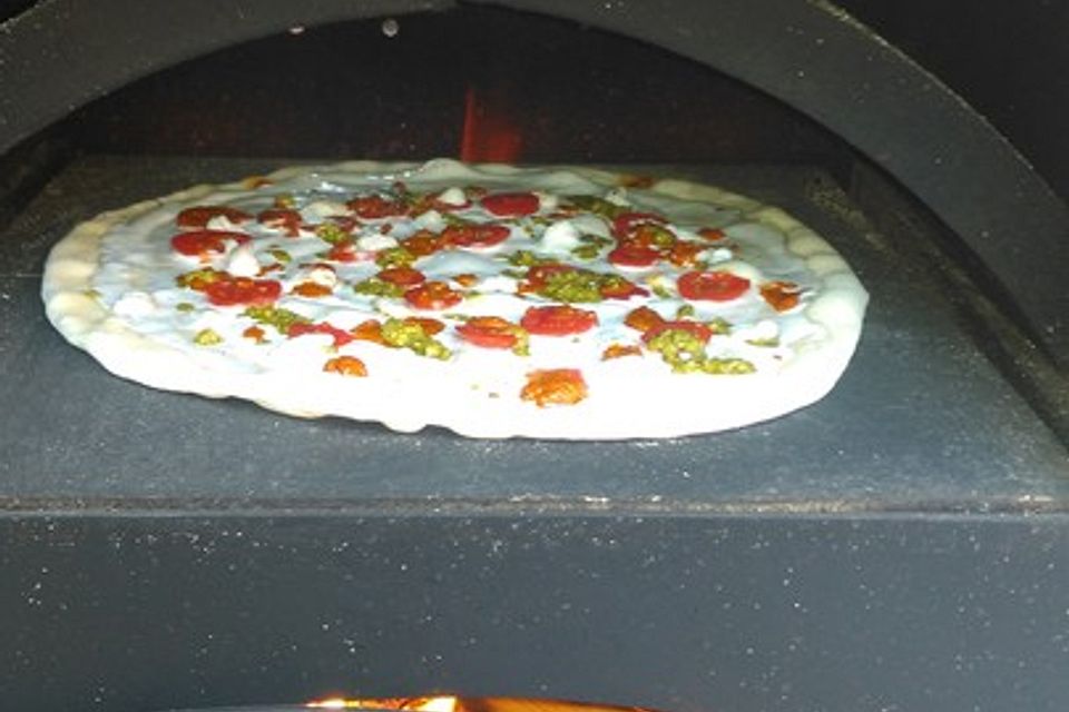 Flammkuchen mit Kräuter-Tomaten-Mischung Flammkuchen mit Kräuter-Tomaten-Mischung