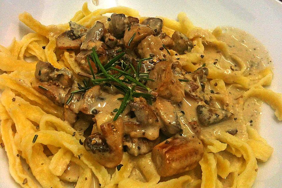 Spätzle mit Champignons und Gorgonzola-Weißweinsoße