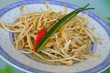 Sojasprossensalat mit Erdnusssauce