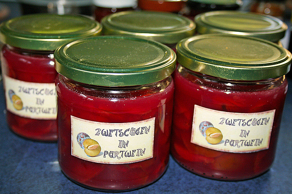 Zwetschgen in Rotwein