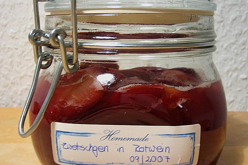 Zwetschgen in Rotwein