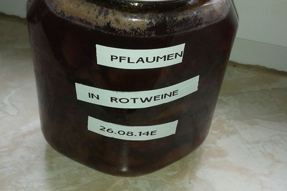 Zwetschgen in Rotwein