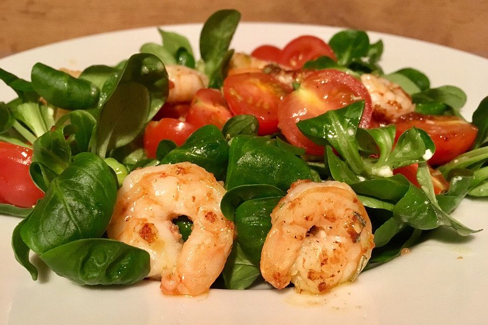 Feldsalat mit Garnelen und Tomaten