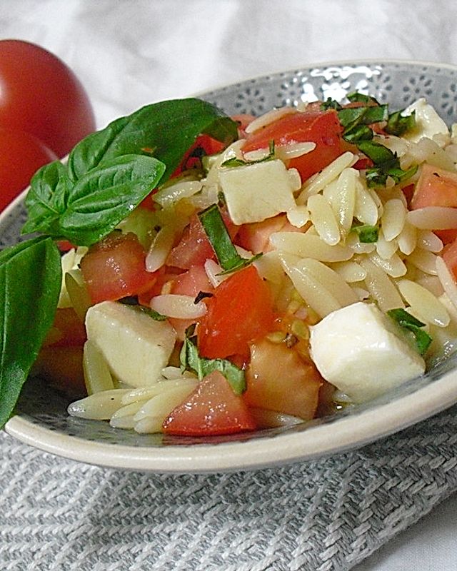 Kritharaki Salat mit Tomaten und Mozzarella