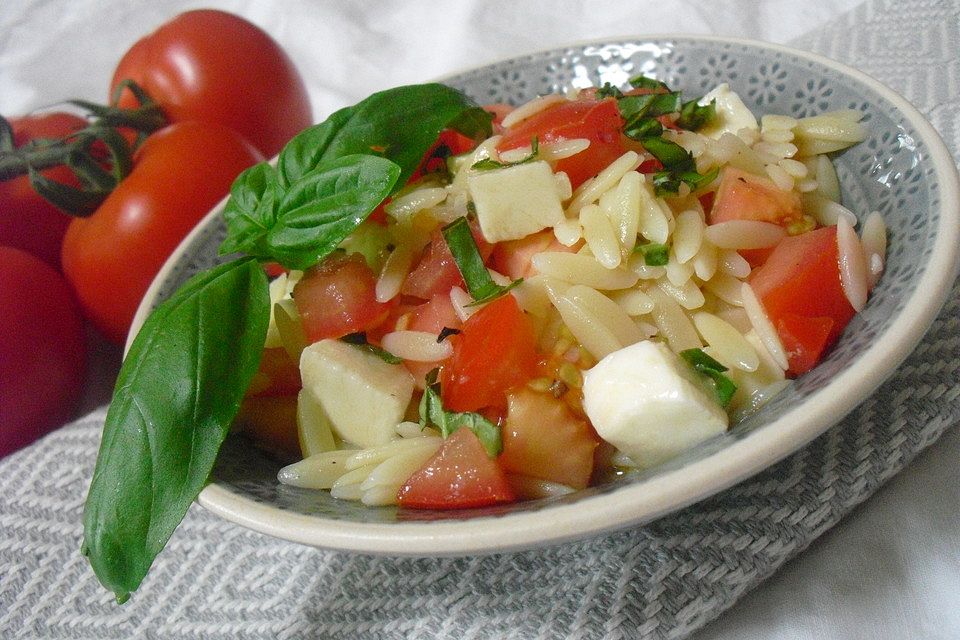 Kritharaki Salat mit Tomaten und Mozzarella