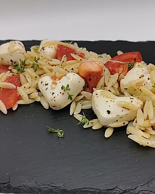 Kritharaki Salat mit Tomaten und Mozzarella