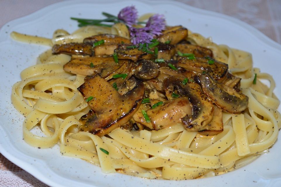 Tagliatelle mit Champignon-Pfeffer-Rahmsauce