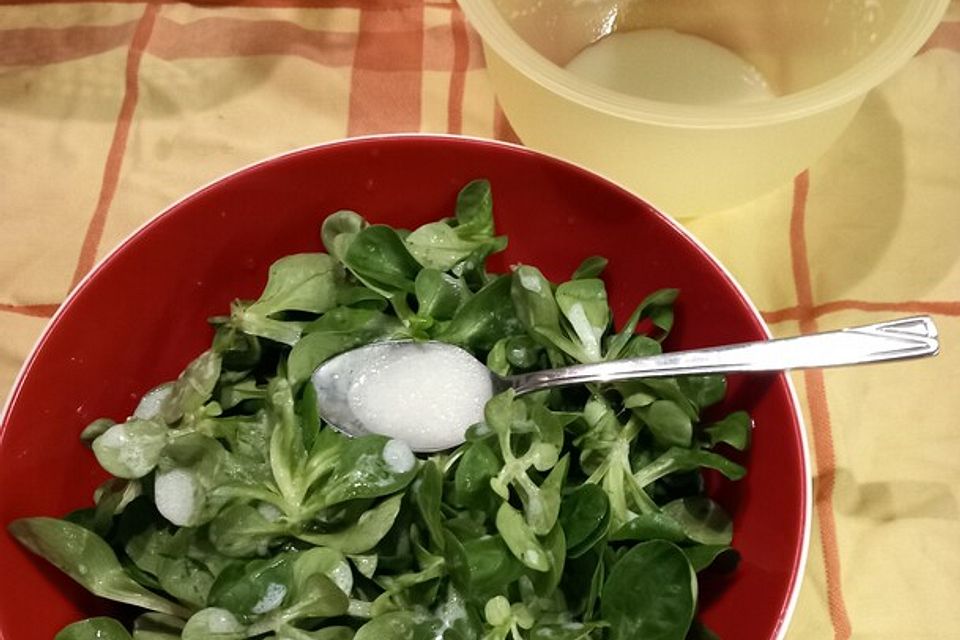 Feldsalat mit einfacher, leckerer Salatsauce