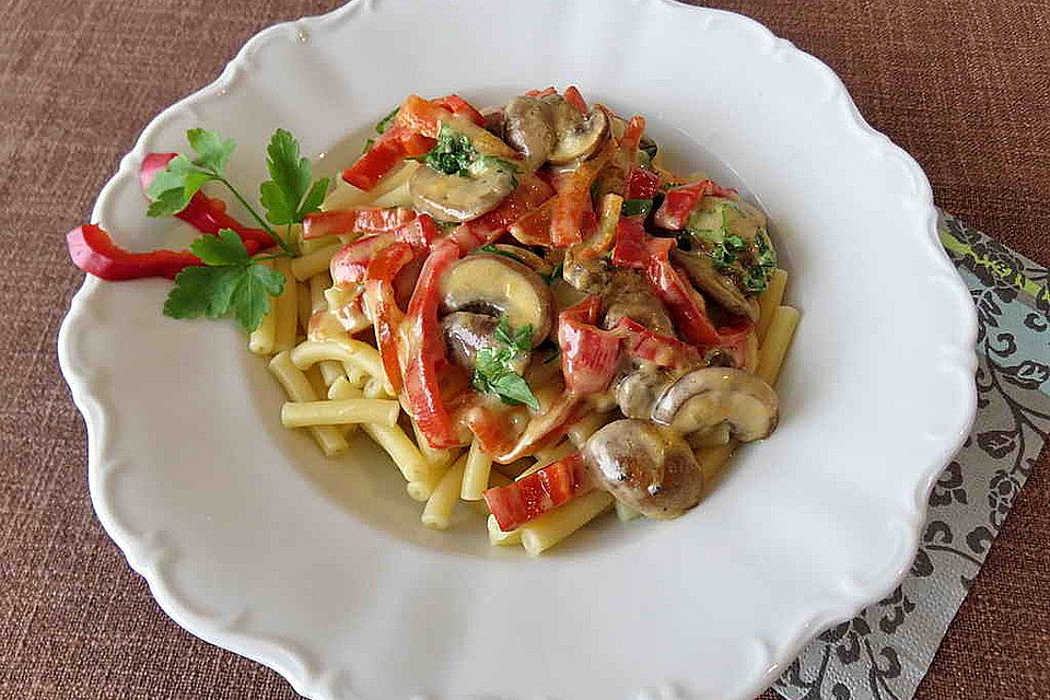 Pasta mit Champignon-Paprika-Pfanne