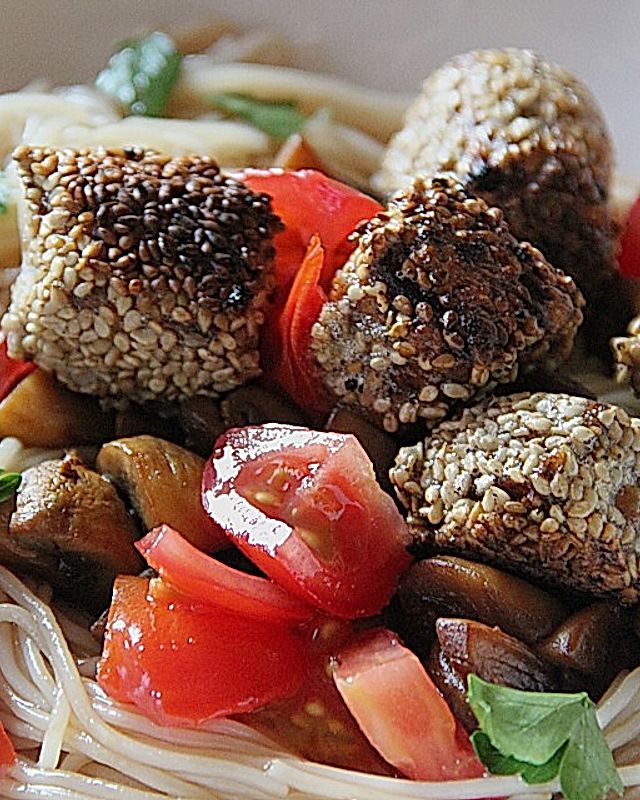 Sesam-Tofuwürfel mit sautierten Pilzen auf Nudelsalat