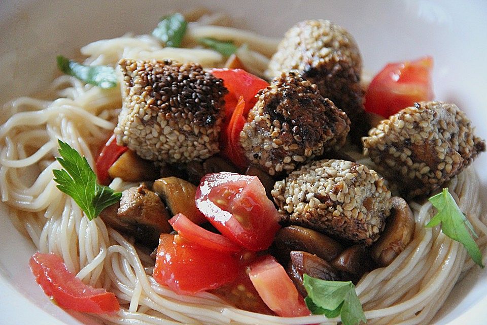 Sesam-Tofuwürfel mit sautierten Pilzen auf Nudelsalat