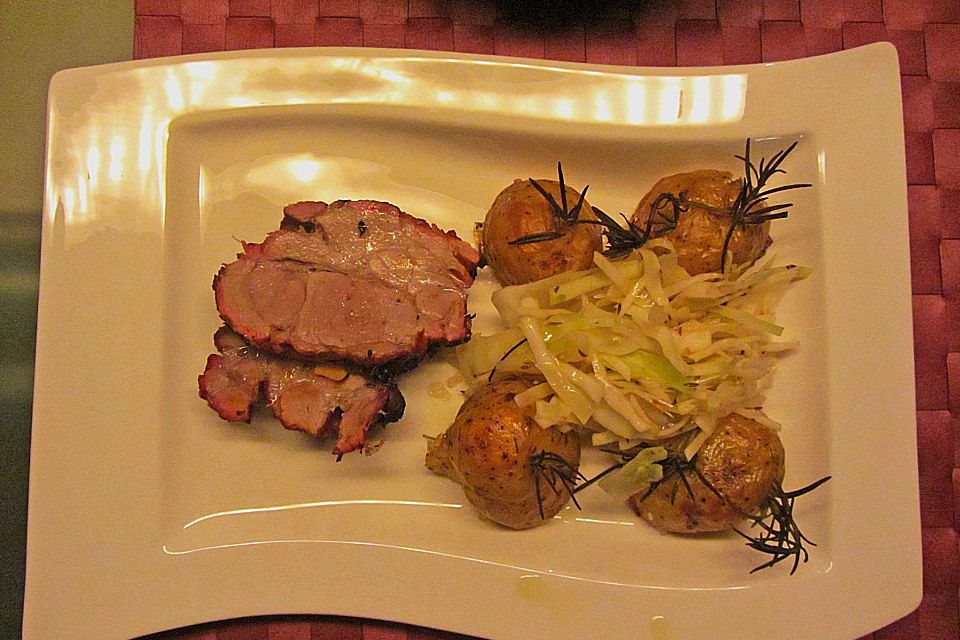 Halsgrat am Stück im Kugelgrill Halsgrat am Stück im Kugelgrill