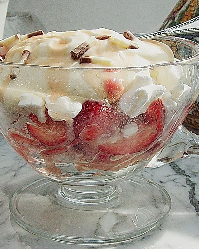 Mariniertes Erdbeer-Dessert
