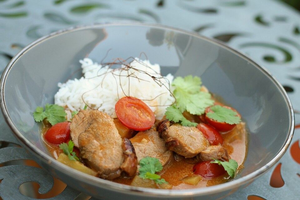 Rotes Entencurry mit Ananas und Tomate