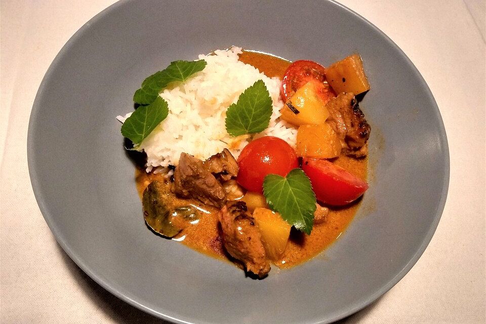 Rotes Entencurry mit Ananas und Tomate