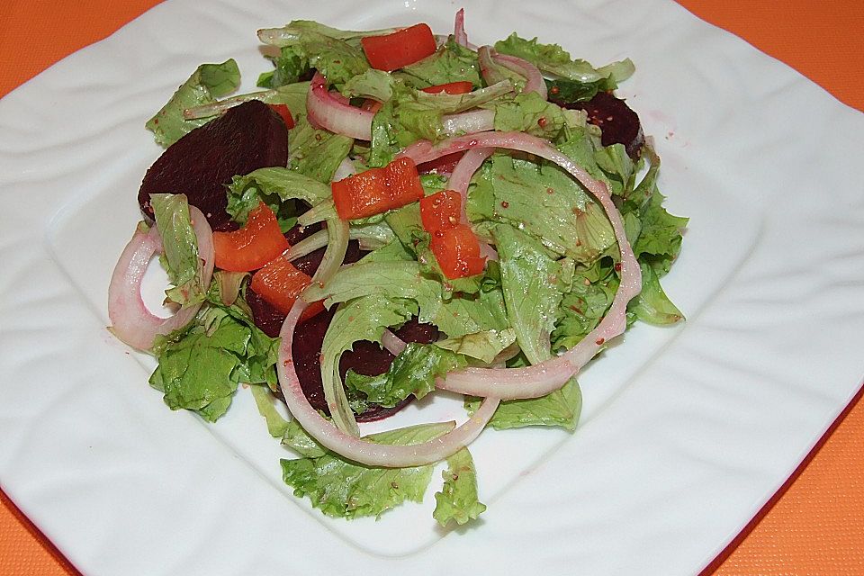 Blattsalat mit roter Bete