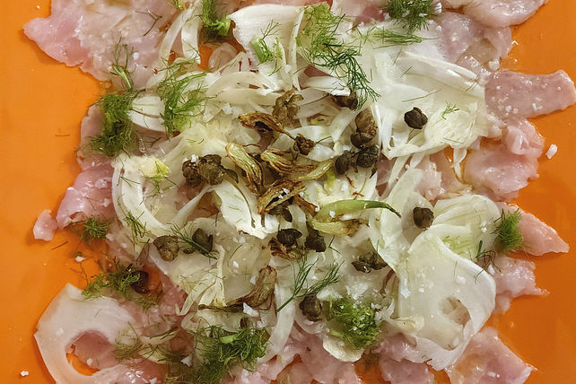 Carpaccio vom Schwertfisch mit rohem Fenchel und frittierten Kapern von ...