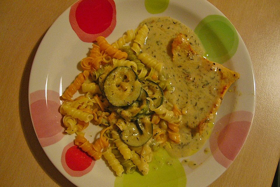 Hähnchenbrustfilets mit Zucchini-Thymian Sauce und Nudeln