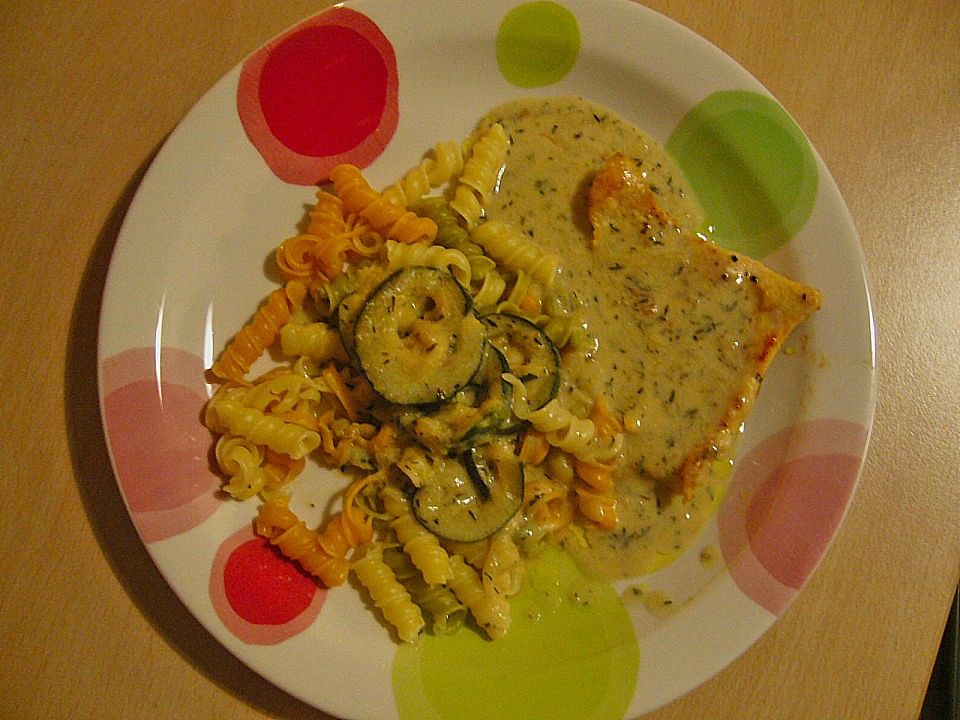 Hähnchenbrustfilets mit Zucchini-Thymian Sauce und Nudeln von ...